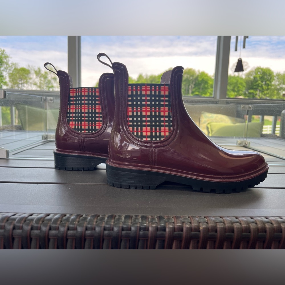 Ankle rain boots size 8